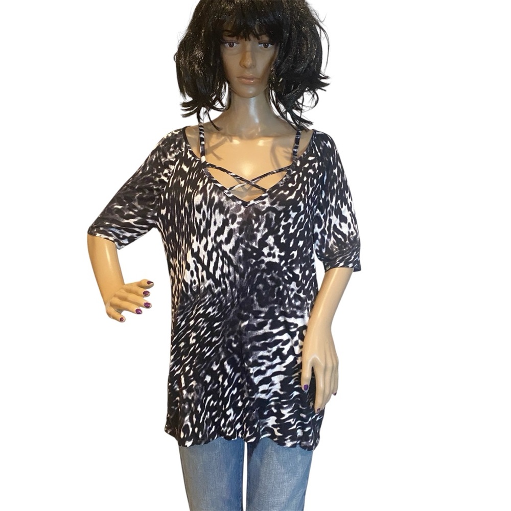 Bold Elements Short Sleeve Criss-Cross V-Neck Top Leopard Print Size Medium EUC